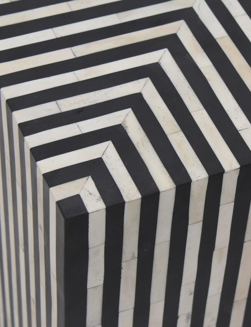 Trendyl Side Table - Image 4